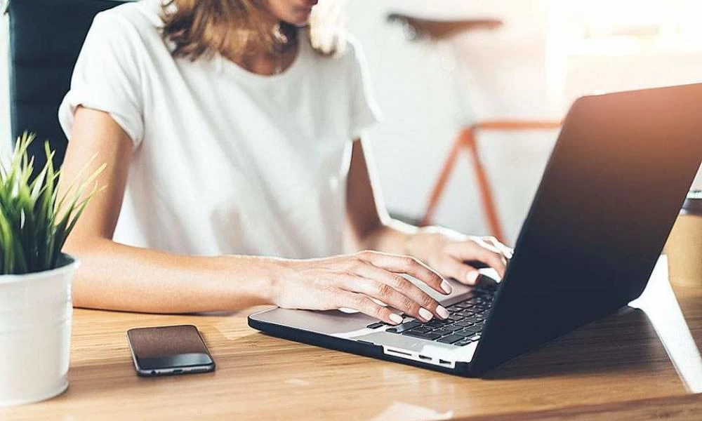 Τηλεργασία: Αυξάνεται στο 60% στις «κόκκινες» περιοχές
